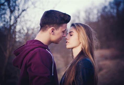 couple kiss photoshoot